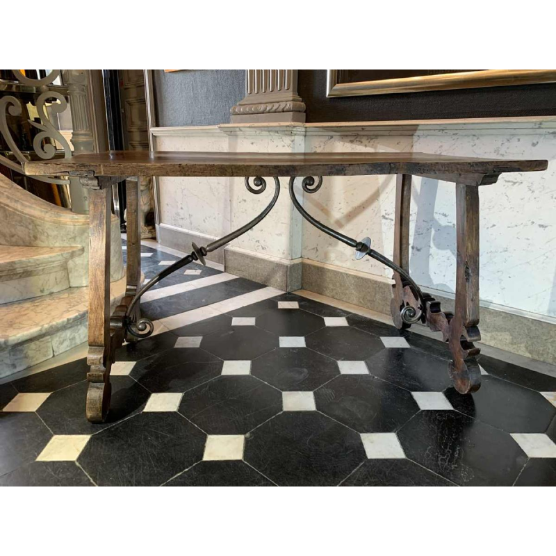 Spaanse notenhouten tafel met Lyre poten, spanner van smeedijzer, 19e eeuw