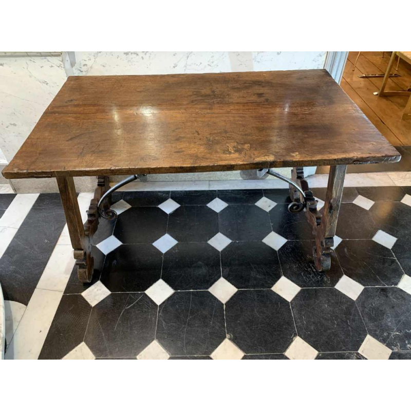 Table Bureau espagnole en noyer à pieds Lyre, tendeur volute en fer forgé, 19ème siècle