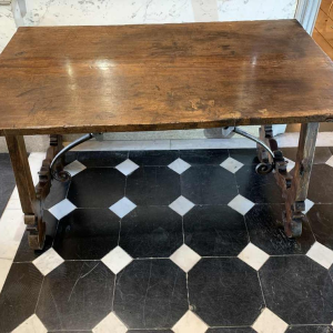 Spaanse notenhouten tafel met Lyre poten, spanner van smeedijzer, 19e eeuw