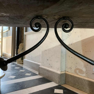 Spaanse notenhouten tafel met Lyre poten, spanner van smeedijzer, 19e eeuw