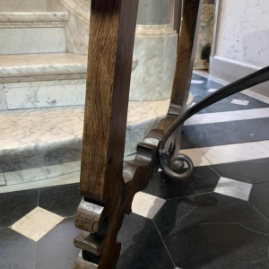 Table Bureau espagnole en noyer à pieds Lyre, tendeur volute en fer forgé, 19ème siècle