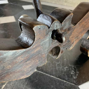 Spaanse notenhouten tafel met Lyre poten, spanner van smeedijzer, 19e eeuw