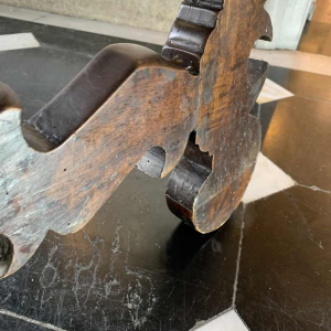 Spaanse notenhouten tafel met Lyre poten, spanner van smeedijzer, 19e eeuw