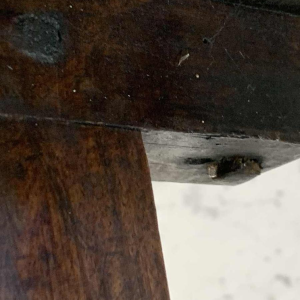 Table Bureau espagnole en noyer à pieds Lyre, tendeur volute en fer forgé, 19ème siècle