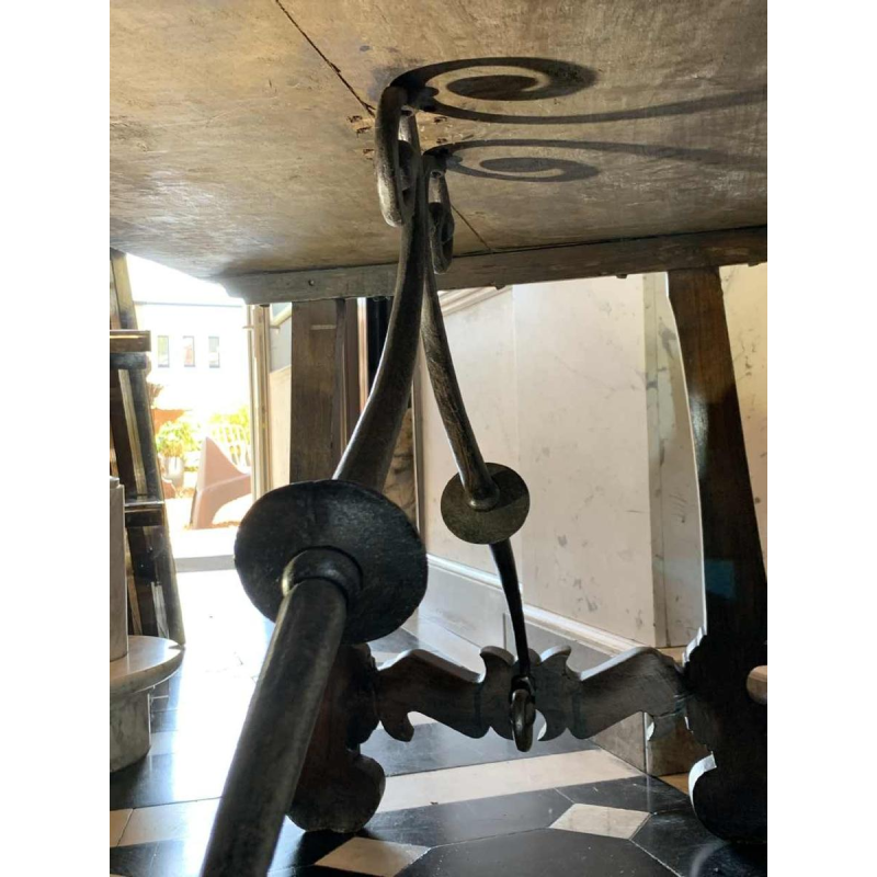 Table Bureau espagnole en noyer à pieds Lyre, tendeur volute en fer forgé, 19ème siècle