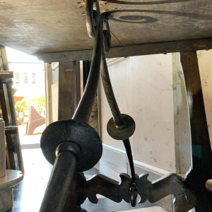 Spaanse notenhouten tafel met Lyre poten, spanner van smeedijzer, 19e eeuw