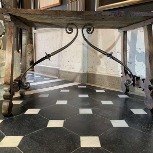 Spaanse notenhouten tafel met Lyre poten, spanner van smeedijzer, 19e eeuw