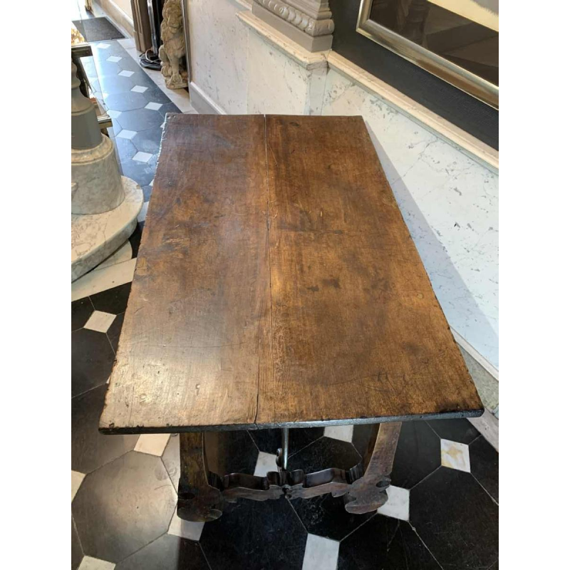 Table Bureau espagnole en noyer à pieds Lyre, tendeur volute en fer forgé, 19ème siècle