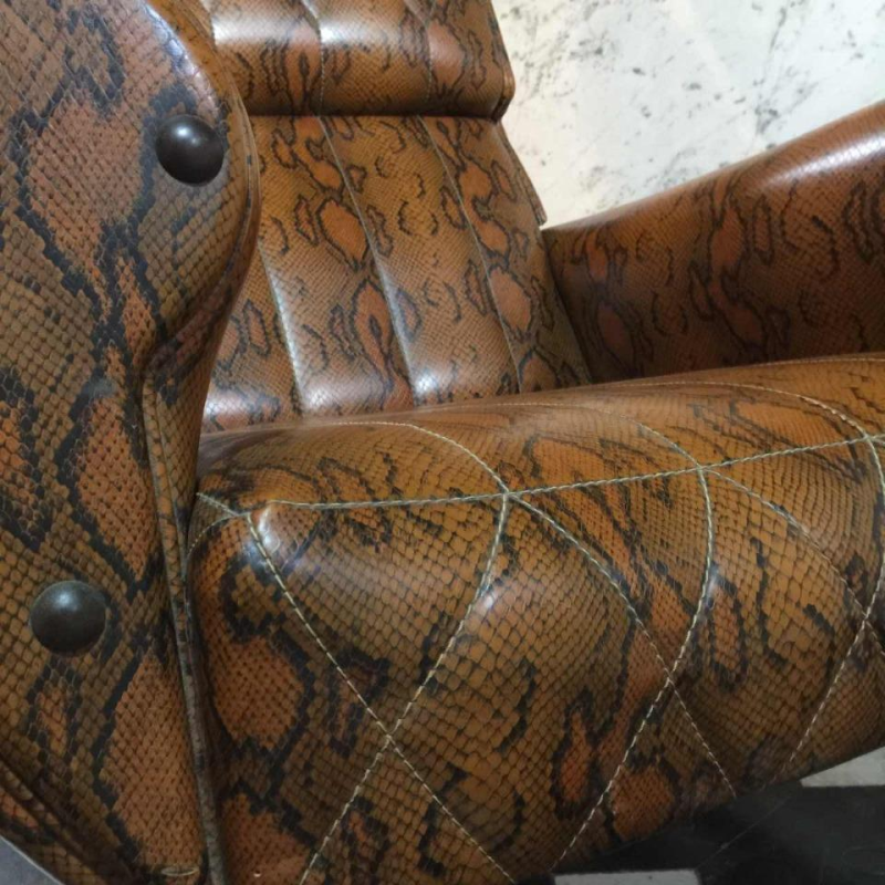 Fauteuil vintage à suspension sur ressorts , Skaï Serpent, circa 1950