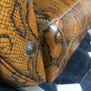 Fauteuil vintage à suspension sur ressorts , Skaï Serpent, circa 1950