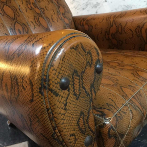 Fauteuil vintage à suspension sur ressorts , Skaï Serpent, circa 1950