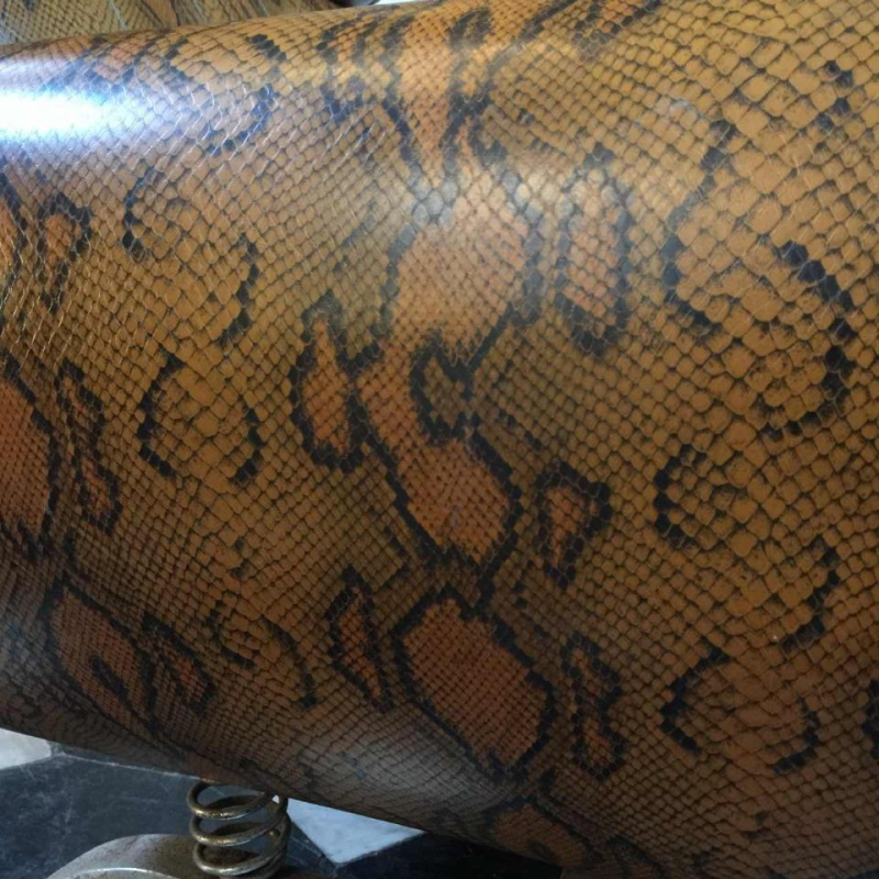 Fauteuil vintage à suspension sur ressorts , Skaï Serpent, circa 1950