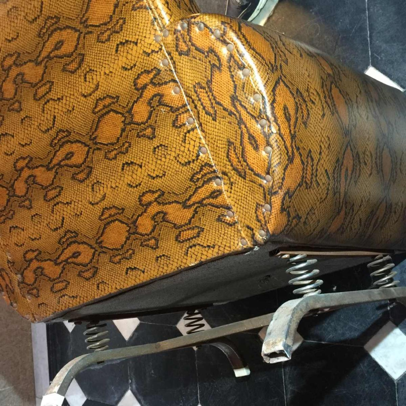 Fauteuil vintage à suspension sur ressorts , Skaï Serpent, circa 1950