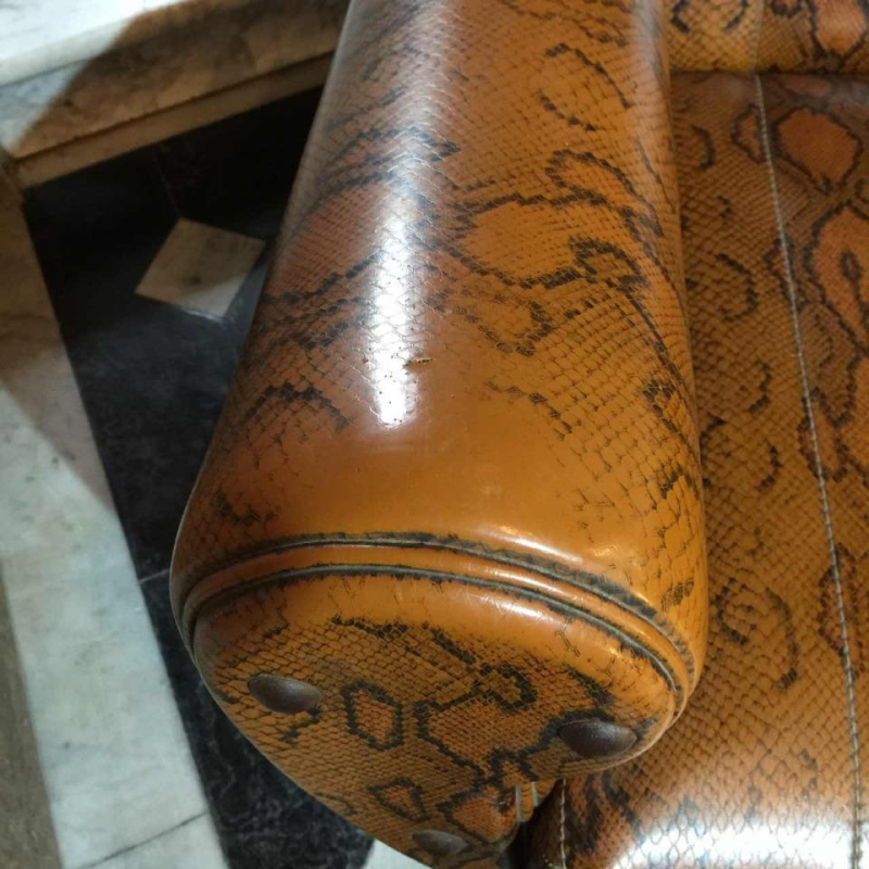 Fauteuil vintage à suspension sur ressorts , Skaï Serpent, circa 1950