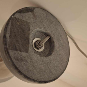 Arteluce, tafel / bureaulamp, gelakt metaal, messing & marmer, ca 1950