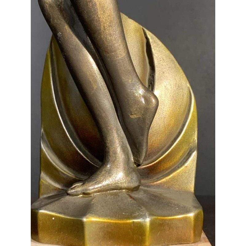 Sculpture " Baigneuse Frileuse " Jeune Fille Art Deco, Base en Onyx, 1930s