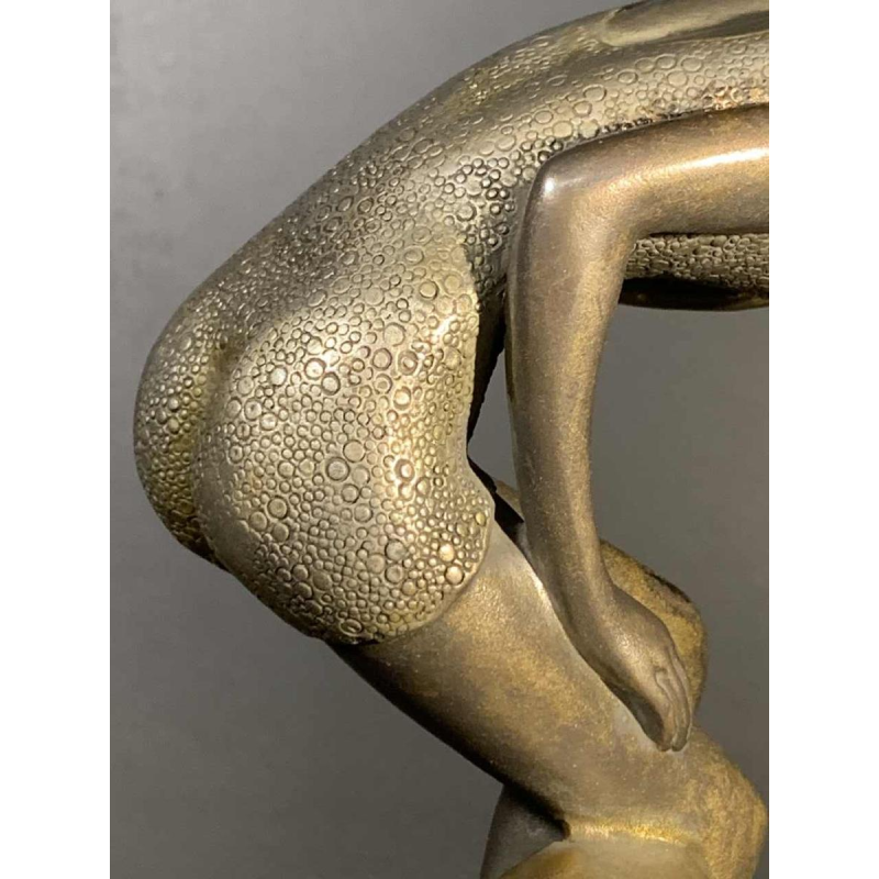 Sculpture " Baigneuse Frileuse " Jeune Fille Art Deco, Base en Onyx, 1930s