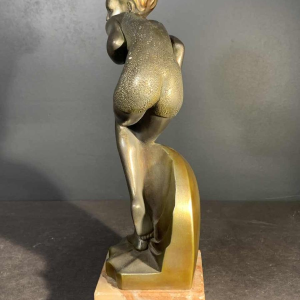 Sculpture " Baigneuse Frileuse " Jeune Fille Art Deco, Base en Onyx, 1930s