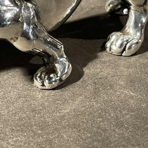 Sculpture Chien Teckel ou Basset en argent massif, XXème siècle