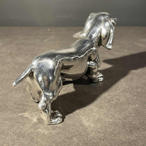 Sculpture Chien Teckel ou Basset en argent massif, XXème siècle