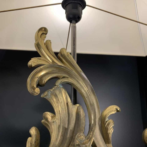 Paar grote Louis XV Rocaille Chenets-lampen, verguld verguld brons, 18e eeuw