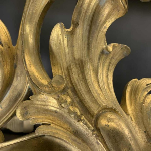 Paar grote Louis XV Rocaille Chenets-lampen, verguld verguld brons, 18e eeuw