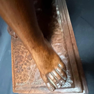 Auguste Guénot "Jonge vrouw in bad" sculptuur / houtsnijwerk