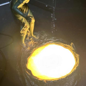 Jong meisje voor het Etang ondertekende Salât voor Bruno Zach