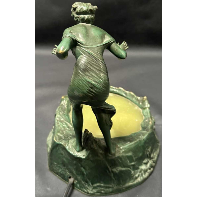 Jong meisje voor het Etang ondertekende Salât voor Bruno Zach