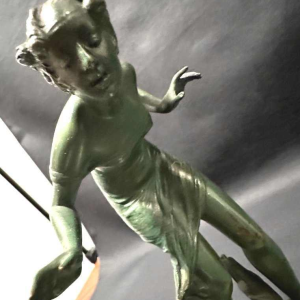 Jong meisje voor het Etang ondertekende Salât voor Bruno Zach