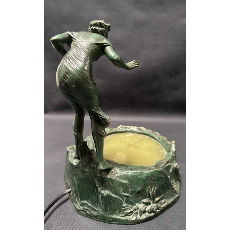 Jong meisje voor het Etang ondertekende Salât voor Bruno Zach