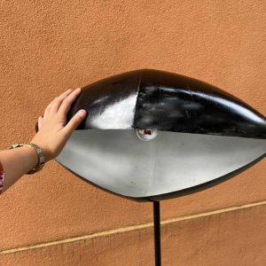 INDIA MAHDAVI 'FANTOMAS' Paar lampen / staande lampen, Oogbol ontwerp, zwart gelakt staal, ca 1990