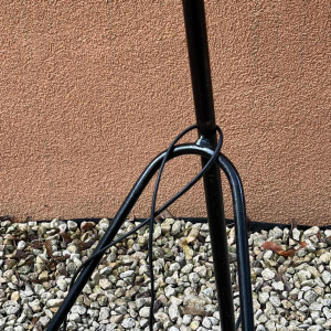 INDIA MAHDAVI 'FANTOMAS' Paar lampen / staande lampen, Oogbol ontwerp, zwart gelakt staal, ca 1990