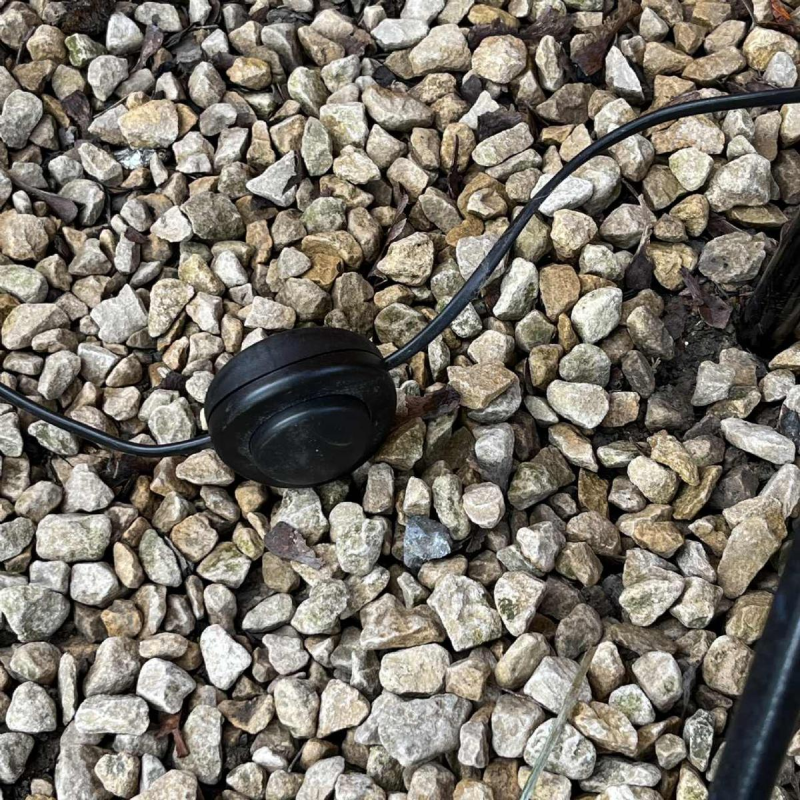 INDIA MAHDAVI 'FANTOMAS' Paar lampen / staande lampen, Oogbol ontwerp, zwart gelakt staal, ca 1990