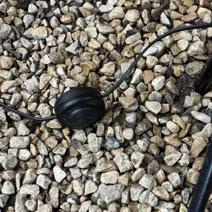 INDIA MAHDAVI 'FANTOMAS' Paar lampen / staande lampen, Oogbol ontwerp, zwart gelakt staal, ca 1990