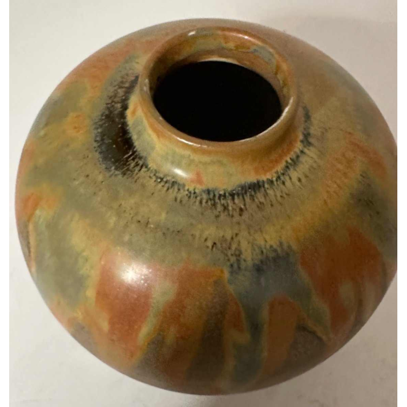 Small tiger vase in Keramis sandstone