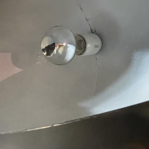 INDIA MAHDAVI 'FANTOMAS' Paar lampen / staande lampen, Oogbol ontwerp, zwart gelakt staal, ca 1990