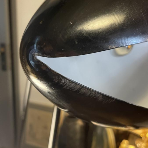 INDIA MAHDAVI 'FANTOMAS' Paar lampen / staande lampen, Oogbol ontwerp, zwart gelakt staal, ca 1990