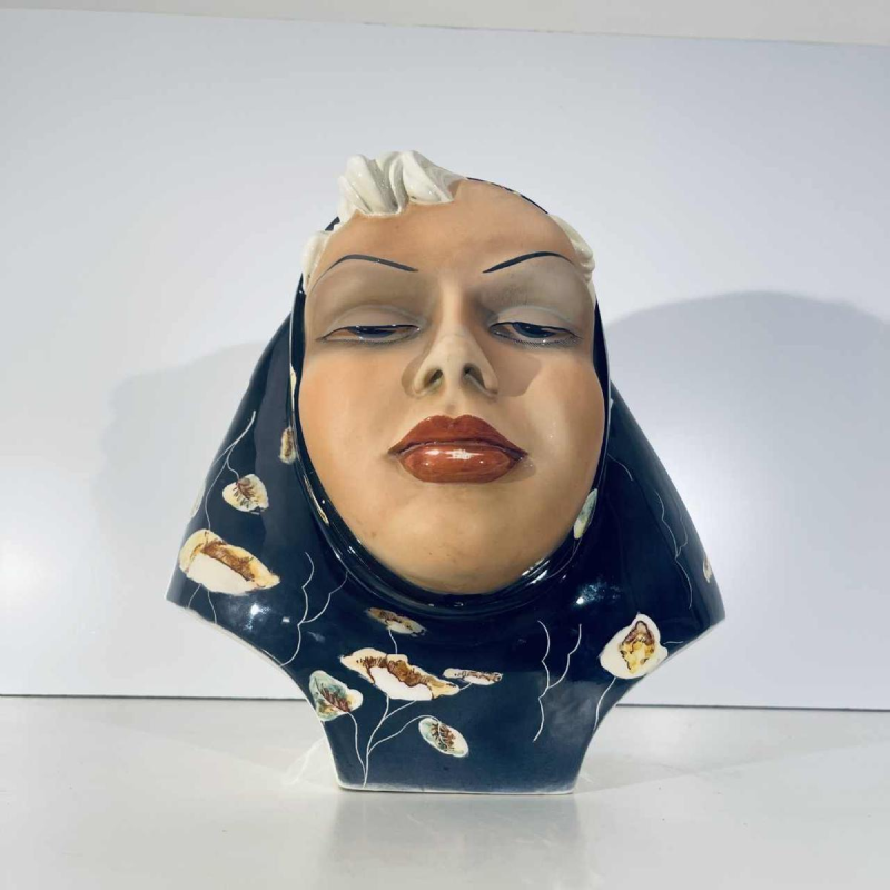 TRIART BASSANO 'Visage de femme au voile' sculpture buste, cÃ©ramique polychrome Art DÃ©co, ca 1940
