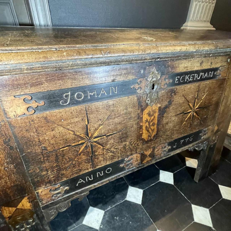 Coffre à épices en chêne sur pieds du 18e`me siècle appartenant à Johan Eckerman