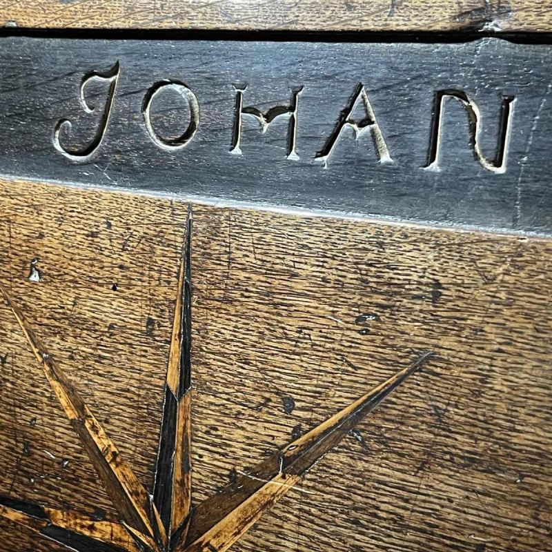 Coffre à épices en chêne sur pieds du 18e`me siècle appartenant à Johan Eckerman