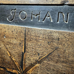 Coffre à épices en chêne sur pieds du 18e`me siècle appartenant à Johan Eckerman