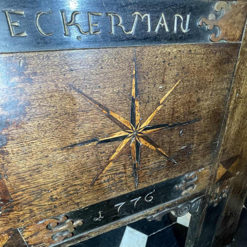 Eikenhouten kruidenkastje op pootjes 18e eeuw eigendom van Johan Eckerman