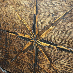 Eikenhouten kruidenkastje op pootjes 18e eeuw eigendom van Johan Eckerman