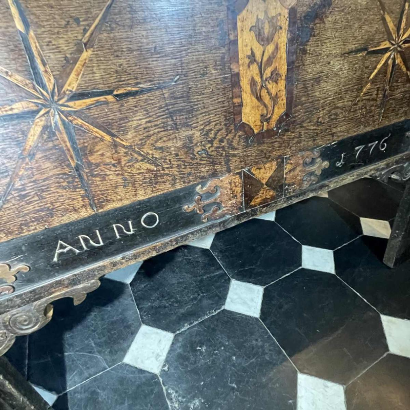 Coffre à épices en chêne sur pieds du 18e`me siècle appartenant à Johan Eckerman