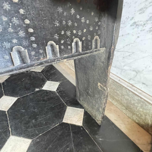 Coffre à épices en chêne sur pieds du 18e`me siècle appartenant à Johan Eckerman