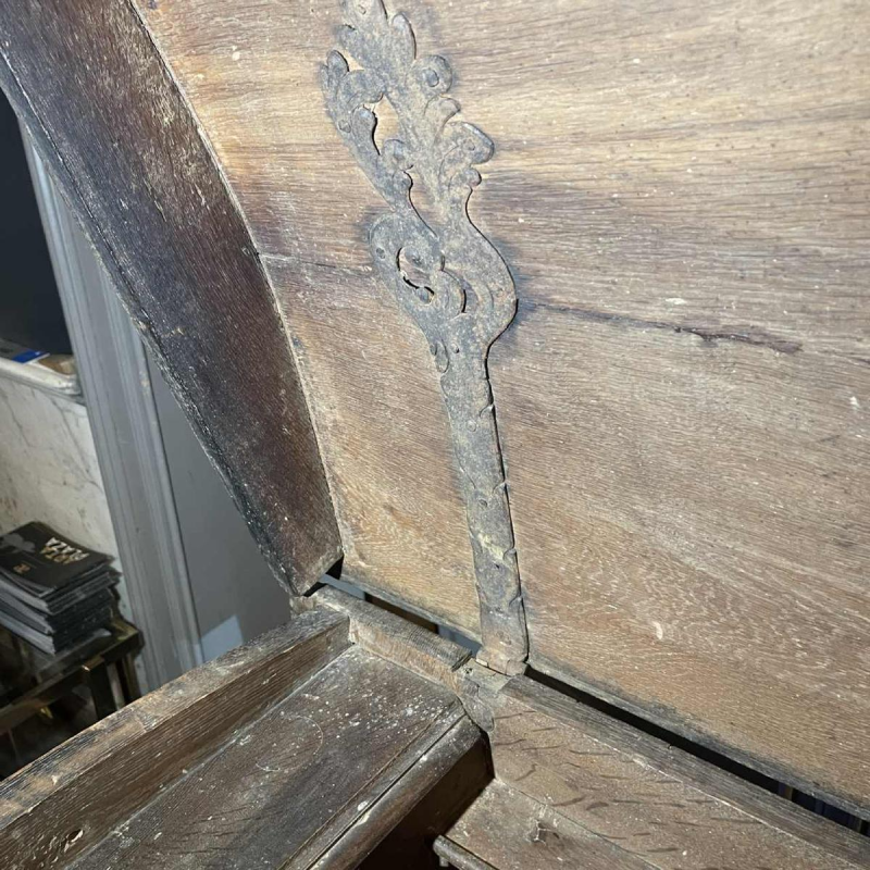 Eikenhouten kruidenkastje op pootjes 18e eeuw eigendom van Johan Eckerman