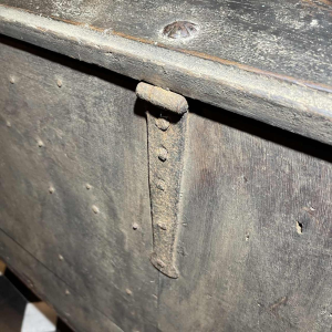 Eikenhouten kruidenkastje op pootjes 18e eeuw eigendom van Johan Eckerman