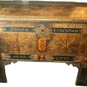 Coffre à épices en chêne sur pieds du 18e`me siècle appartenant à Johan Eckerman