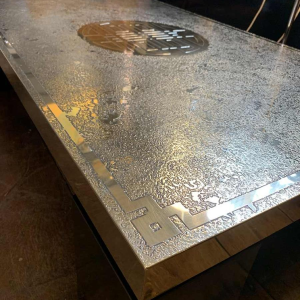 RICCO D, Table basse Mid-Century en laiton gravé oxydé, Design belge 1970s,